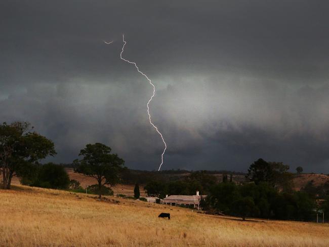 A storm rolls into Cooya, Darling Downs. Pic by Luke Marsden.