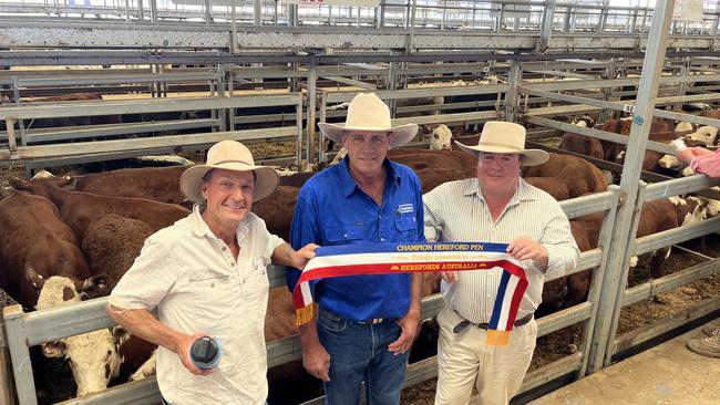 Andrew Sleigh from Sleigh Pastoral at Jerilderie with Howard Yelland from Glentrevor at Berrigan, and Marc Greening, Injemira Herefords, Holbrook, NSW, with the best presented pen won by Sleigh Pastoral at the Wodonga weaner sale.