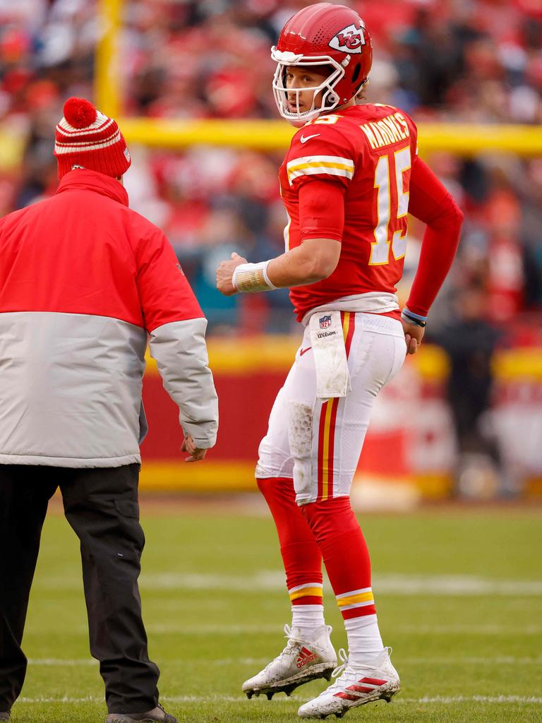 Patrick Mahomes injury: Chiefs QB noticeably limping in Week 5 - DraftKings  Network
