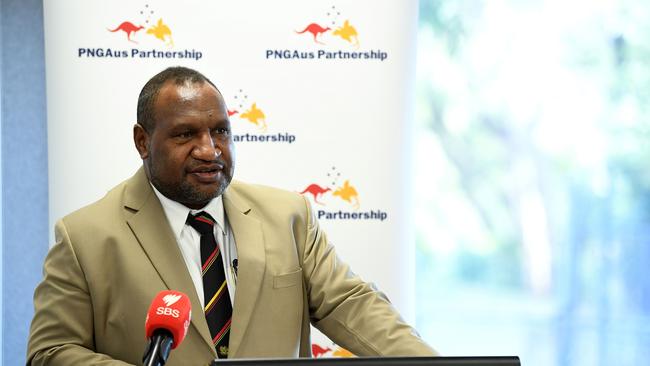 Papua New Guinea Prime Minister James Marape (C) speaks to staff, students and officials during a visit to the Cherrybrook Technology High School in Sydney on July 26, 2019. - Marape is on a six-day official visit to Australia. (Photo by JOEL CARRETT / POOL / AFP)