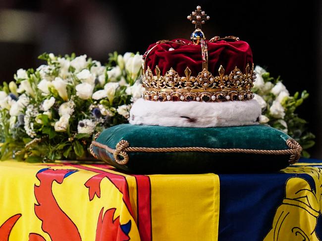 TOPSHOT - The Crown of Scotland sits atop the coffin of Queen Elizabeth II inside St Giles Cathedral in Edinburgh on September 12, 2022, during a service of Thanksgiving for her life. - Mourners will on Monday get the first opportunity to pay respects before the coffin of Queen Elizabeth II, as it lies in an Edinburgh cathedral where King Charles III will preside over a vigil. (Photo by Jane Barlow / POOL / AFP)