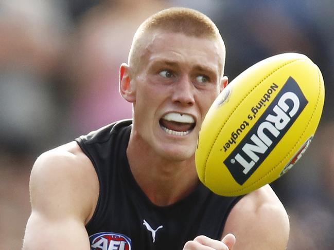 MELBOURNE, AUSTRALIA - FEBRUARY 20: Callum Moore of the Blues handpasses the ball during the AFL Practice Match between the Carlton Blues and the Collingwood Magpies at Ikon Park on February 20, 2020 in Melbourne, Australia. (Photo by Daniel Pockett/Getty Images)