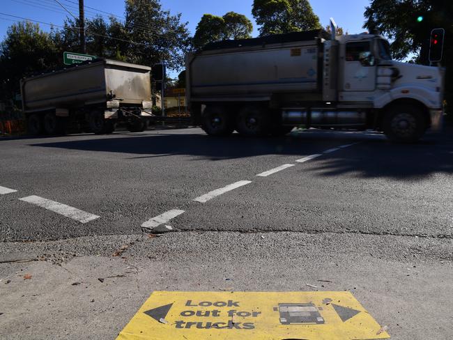 Traffic at the intersection of Bridge Road and Peats Ferry Road in Hornsby, Sydney, Wednesday, May 23, 2018. (AAP Image/Joel Carrett)