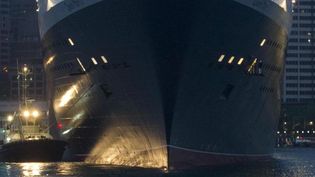 Queen Mary 2 sails into Sydney Harbour. Picture: Jenny Evans