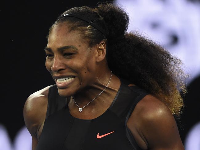 Serena Williams of the US celebrates at the end of the first set against Venus Williams of the US during the women's singles final on day 13 of the Australian Open tennis tournament in Melbourne on January 28, 2017. / AFP PHOTO / PAUL CROCK / IMAGE RESTRICTED TO EDITORIAL USE - STRICTLY NO COMMERCIAL USE