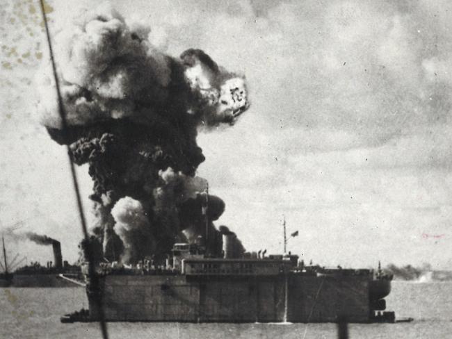 February 1942. First air raid on Darwin. USS PEary, a destroyer, exploded and sank. This dramatic photograph was taken by Signalman Douglas Fraser from HMAS Deloraine. HMAS Katoomba is in the floating dock and the hospital ship Manunda at right. Bombing. WWII - World War II - Australia - Air raids - 1942-1943. Neg: O-BC431