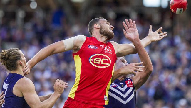 Jarrod Witts tries a new way to stop Nat Fyfe.