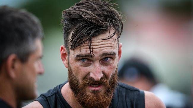 Charlie Dixon in a huddle at one of the breaks. Picture: Matt Turner/AFL Photos via Getty Images