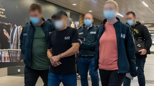 Australian Federal Police escort Chung Chak Lee at Melbourne Airport. Picture: Supplied.