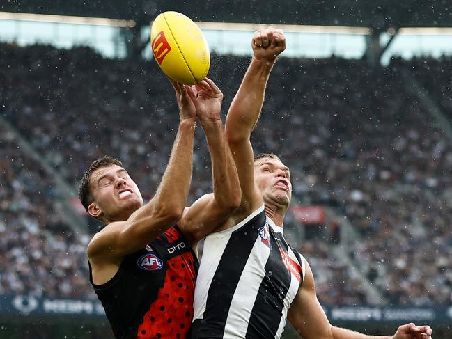 MELBOURNE, AUSTRALIA - APRIL 25: Zach Reid of the Bombers and Dan Houston of the Magpies compete for the ball during the 2025 AFL Round 07 match between the Collingwood Magpies and the Essendon Bombers at the Melbourne Cricket Ground on April 25, 2025 in Melbourne, Australia. (Photo by Michael Willson/AFL Photos via Getty Images)