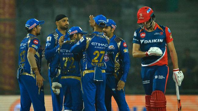 It was a night to forget for Pat Cummins (R) and the Delhi Daredevils.