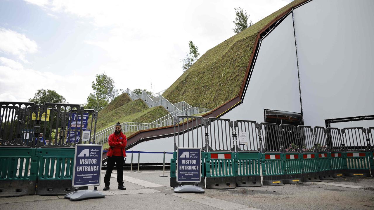 Anger over worst ever tourist attraction in London the Marble