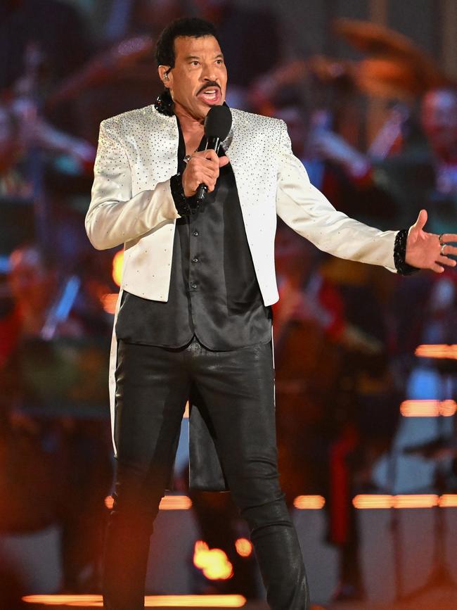 Lionel Richie performs on stage.