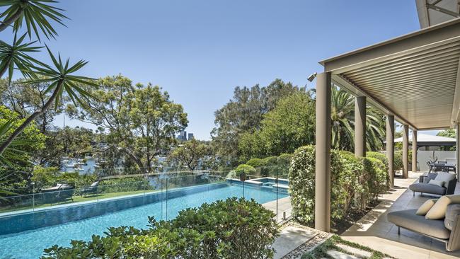 Lucretia Ave, Longueville