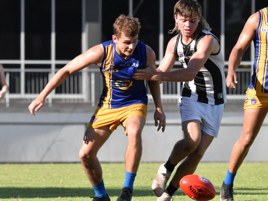 Ryan Warfe battles for the ball with Marcus Totham of Wanderers. Picture: Tymunna Clements.