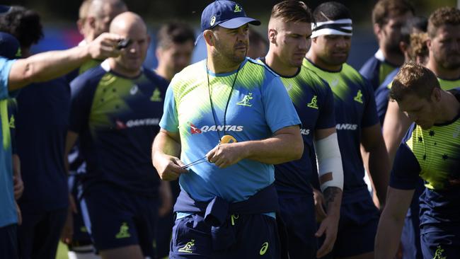 Australia's head coach Michael Cheika (C) takes an Australia team training session on September 18, 2015, at the University of Bath, south west England, five days before their first Rugby World Cup 2015 match against Fiji. AFP PHOTO / MARTIN BUREAU RESTRICTED FOR EDITORIAL USE