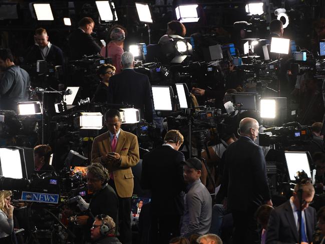 Journalists and media crew members wait for Democratic presidential nominee Hillary Clinton declaration during election night at the Jacob K. Javits Convention Center in New York on November 8, 2016. / AFP PHOTO / Robyn BECK