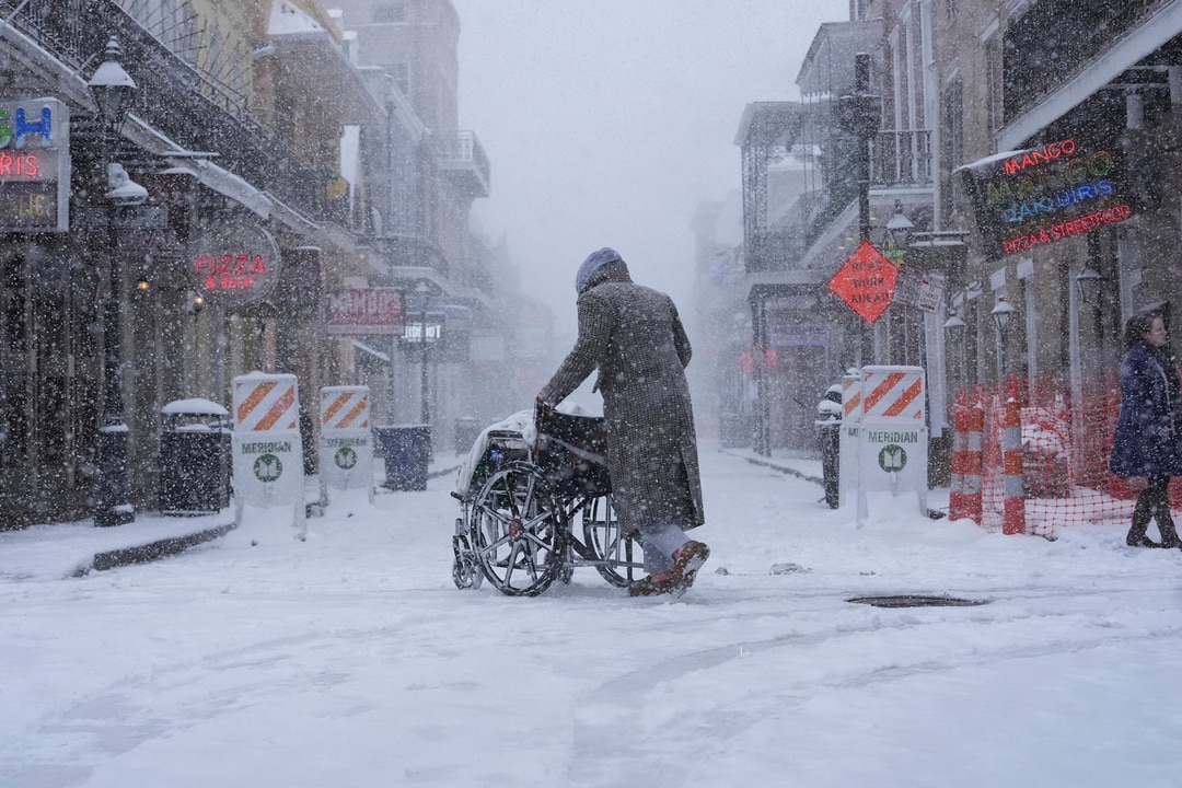 Rare southern snowstorm blankets US Gulf Coast