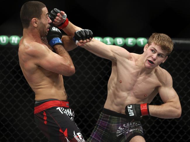 Jake Matthews connects with an overhand right on Vagner Rocha.