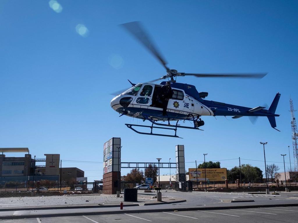 A South African Police Service helicopter lands on the parking lot of the Jabulani mall in Soweto on the outskirts of Johannesburg. Picture: AFP