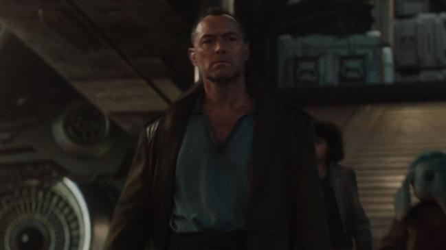(L-R): Jod Na Nawood (Jude Law), Wim (Ravi Cabot-Conyers), Neel (Robert Timothy Smith), and Fern (Ryan Kiera Armstrong) in Lucasfilm's STAR WARS: SKELETON CREW, exclusively on Disney+. ©2024 Lucasfilm Ltd. & TM. All Rights Reserved.
