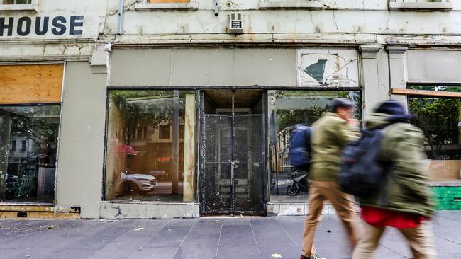 1840s Job Warehouse building at 54-62 Bourke St. A large shop and residence above it were built on the Crossley St corner in 1848 by butcher William Crossley. It’s been empty for years and is run down.