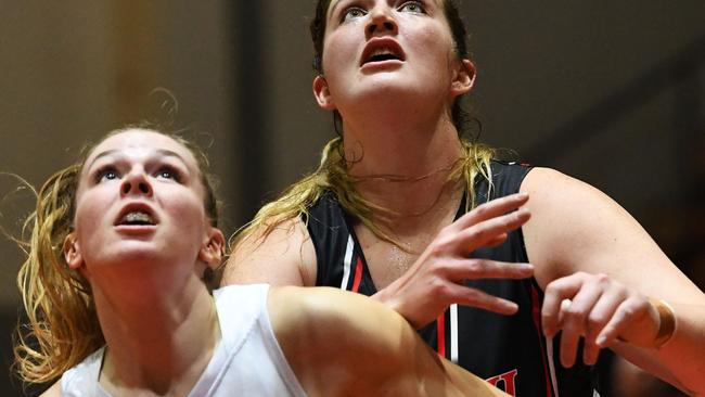 Nunawading and Kilsyth do battle in a SEABL final last year