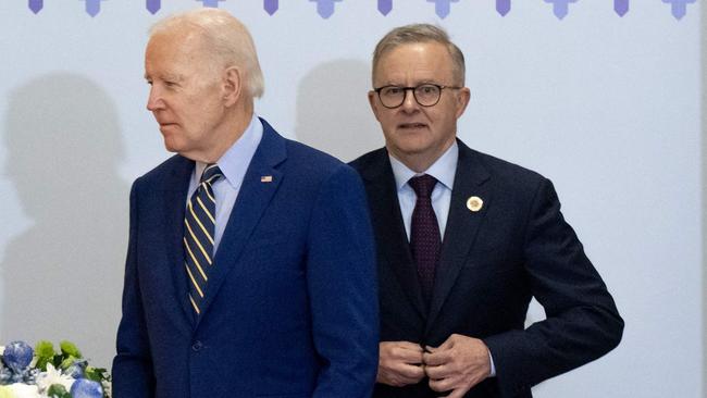 US President Joe Biden (L) walks with Australia's Prime Minister Anthony Albanese (R) to a meeting on the sidelines of the East Asia Summit during the 40th and 41st Association of Southeast Asian Nations (ASEAN) Summits in Phnom Penh on November 13, 2022. (Photo by SAUL LOEB / AFP)