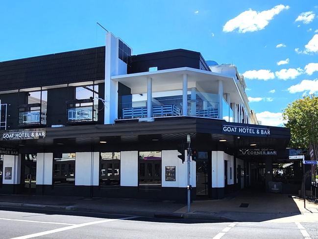 Teen thugs gang up on man, strike police outside nightclub
