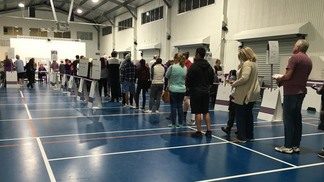 A long queue at Merrimac State School with less than an hour before polling closes. Photo Andrew Potts