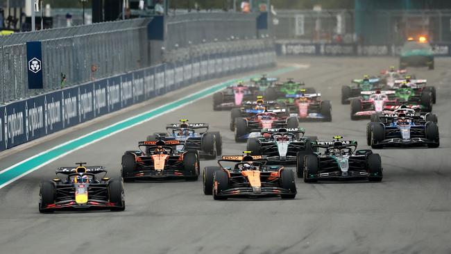 Max Verstappen held the race lead. Photo by Hector Vivas / GETTY IMAGES.