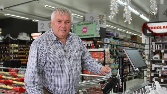 Senator Rex Patrick uses the card in a Ceduna supermarket. Picture: Andrew Brooks