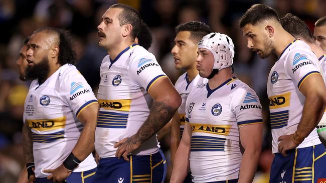 PENRITH, AUSTRALIA - SEPTEMBER 09:  Eels players look on after a Panthers try during the NRL Qualifying Final match between the Penrith Panthers and the Parramatta Eels at BlueBet Stadium on September 09, 2022 in Penrith, Australia. (Photo by Mark Kolbe/Getty Images)