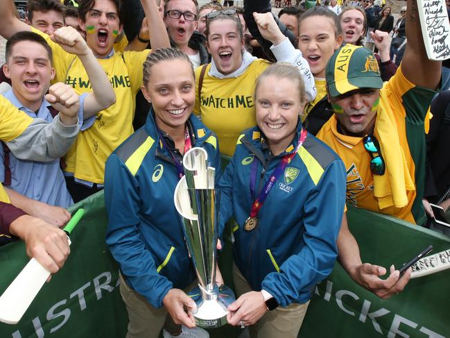 With Sixers teammate Ash Gardner and the World T20 trophy. Pic: David Caird