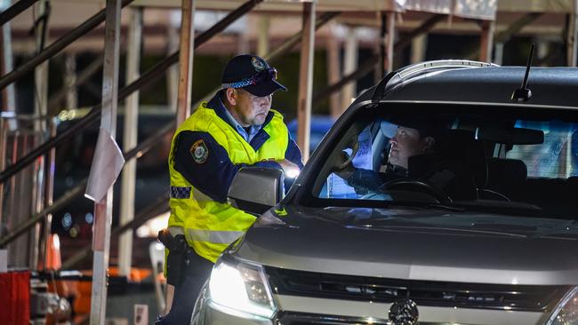 Police check a crossing check point in Wodonga Place Albury NSW. Picture: NCA NewsWire