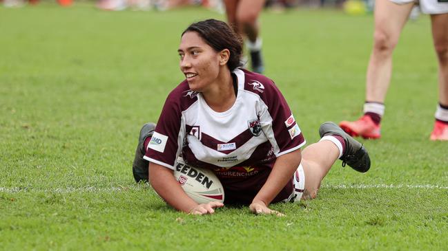 Felice Quinlan scores for the Burleigh Bears. Picture: Erick Lucero