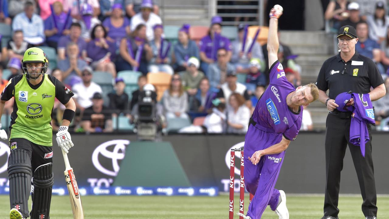 Riley Meredith bowling for the Hobart Hurricanes. Picture: AAP/MATHEW FARRELL