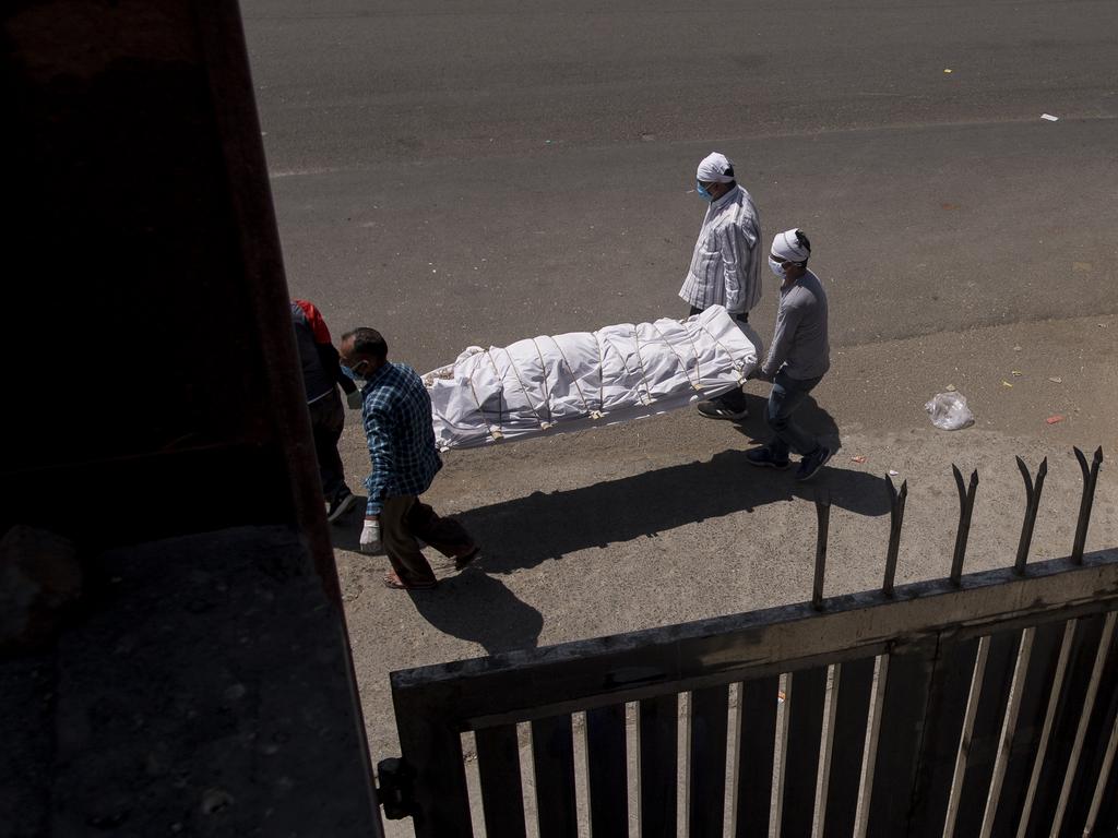 Workers carry the body of a COVID-19 victim to a crematorium on April 24 in New Delhi, India. Picture: Anindito Mukherjee/Getty Images