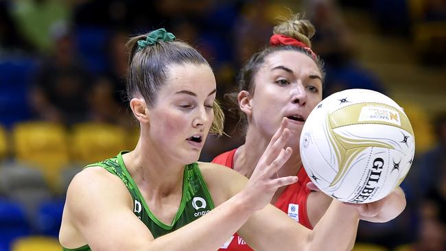 Alice Teague-Neeld and Sarah Klau battle in the semi-finals of Super Netball 2020.