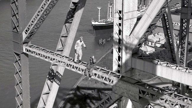 Bridge painters work on the cross-bearers of The Story Bridge in 1950. Picture: Bob Millar Jnr.