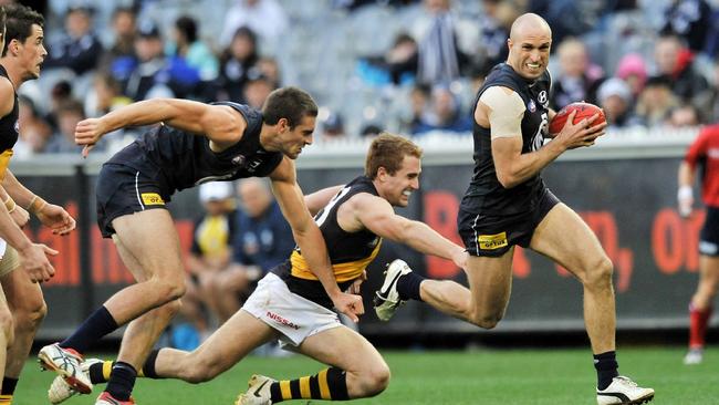 Carlton and West Coast champ Chris Judd sprints away from Richmond’s Daniel Jackson thanks to some shepherding from Shaun Hampson.