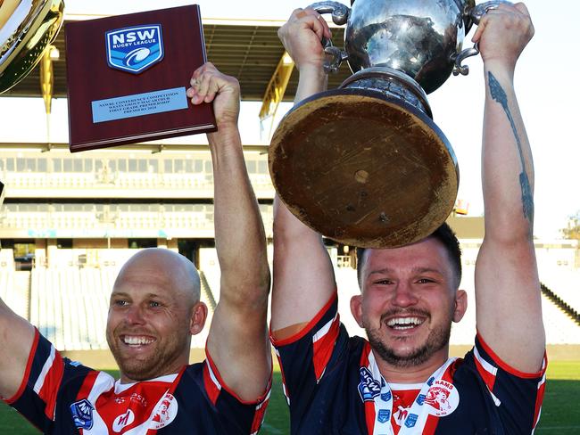 Brad Speechley and John Martin enjoy the spoils of victory. Picture Warren Gannon Photography