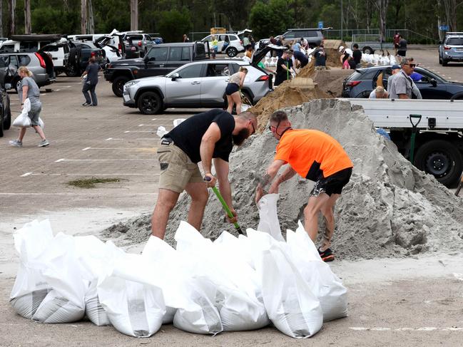 Brisbane residents collect sandbags from the Boondall depot. Picture: David Clark