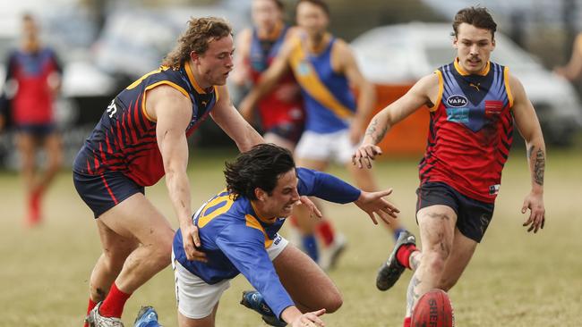 Charlie Yee of Parkdale Vultures in action against Beaumaris’s Lachlan Tedde in B-grade in 2021. Picture: Valeriu Campan