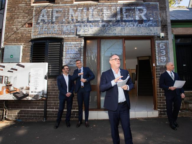 19/08/23. The SundayTelegraph,  Property, Surry Hills, Sydney, NSW, Australia.Auction of 539 Bourke Street in Surry Hills as auctioneer John McGrath brings down the gavel on the sale.Picture: Julian Andrews