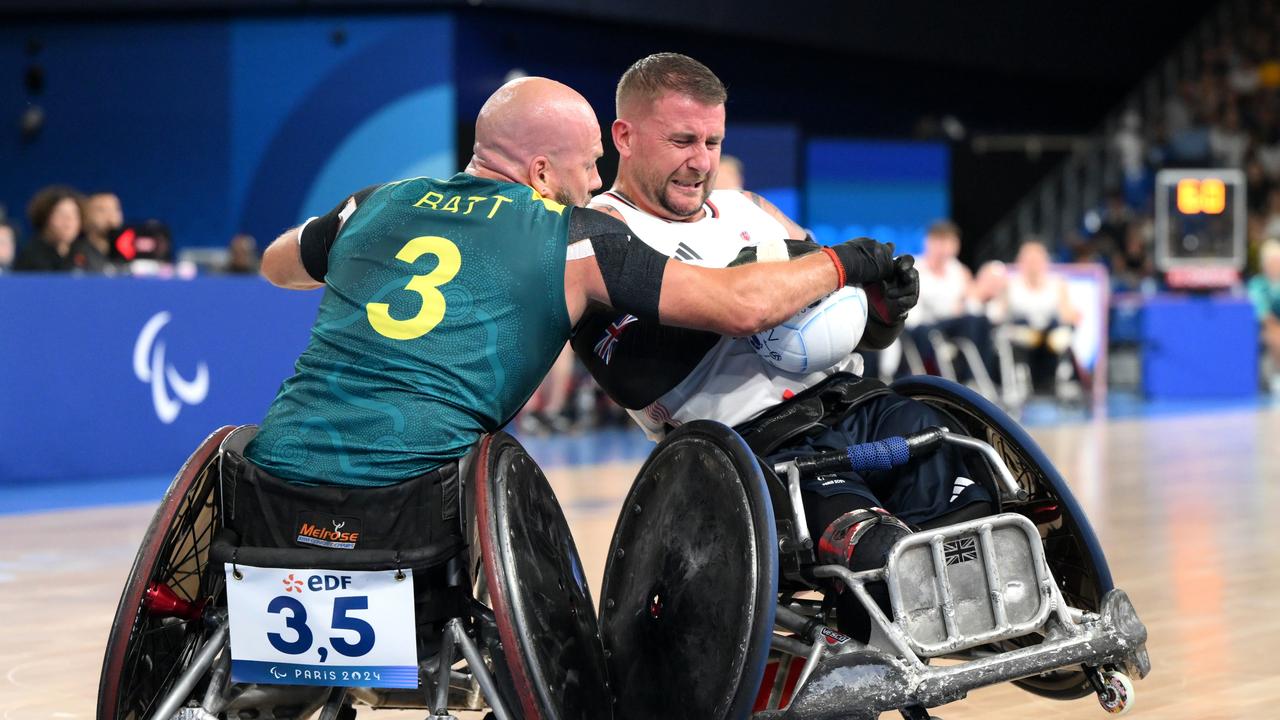 Stuart Robinson of Team Great Britain is challenged by Ryley Batt. (Photo by David Ramos/Getty Images)