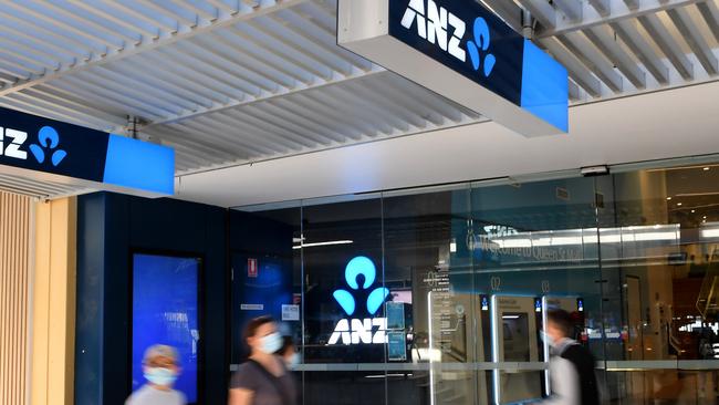 Angry ANZ customers have hit out at the bank, claiming it has scrapped the deposit and withdrawal of smaller cash denominations in some branches. Picture: NCA NewsWire / John Gass