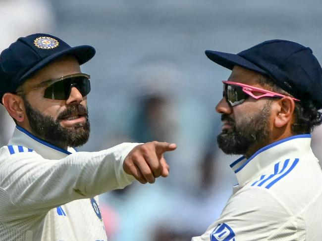 India's Virat Kohli talks with his captain Rohit Sharma (R) during the second day of the second Test cricket match between India and New Zealand at the Maharashtra Cricket Association Stadium in Pune on October 25, 2024. (Photo by Punit PARANJPE / AFP) / -- IMAGE RESTRICTED TO EDITORIAL USE - STRICTLY NO COMMERCIAL USE --