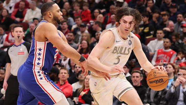 CHICAGO, ILLINOIS - JANUARY 25: Josh Giddey #3 of the Chicago Bulls drives to the basket against Eric Gordon #23 of the Philadelphia 76ers during the second half at the United Center on January 25, 2025 in Chicago, Illinois. NOTE TO USER: User expressly acknowledges and agrees that, by downloading and or using this photograph, User is consenting to the terms and conditions of the Getty Images License Agreement.   Michael Reaves/Getty Images/AFP (Photo by Michael Reaves / GETTY IMAGES NORTH AMERICA / Getty Images via AFP)