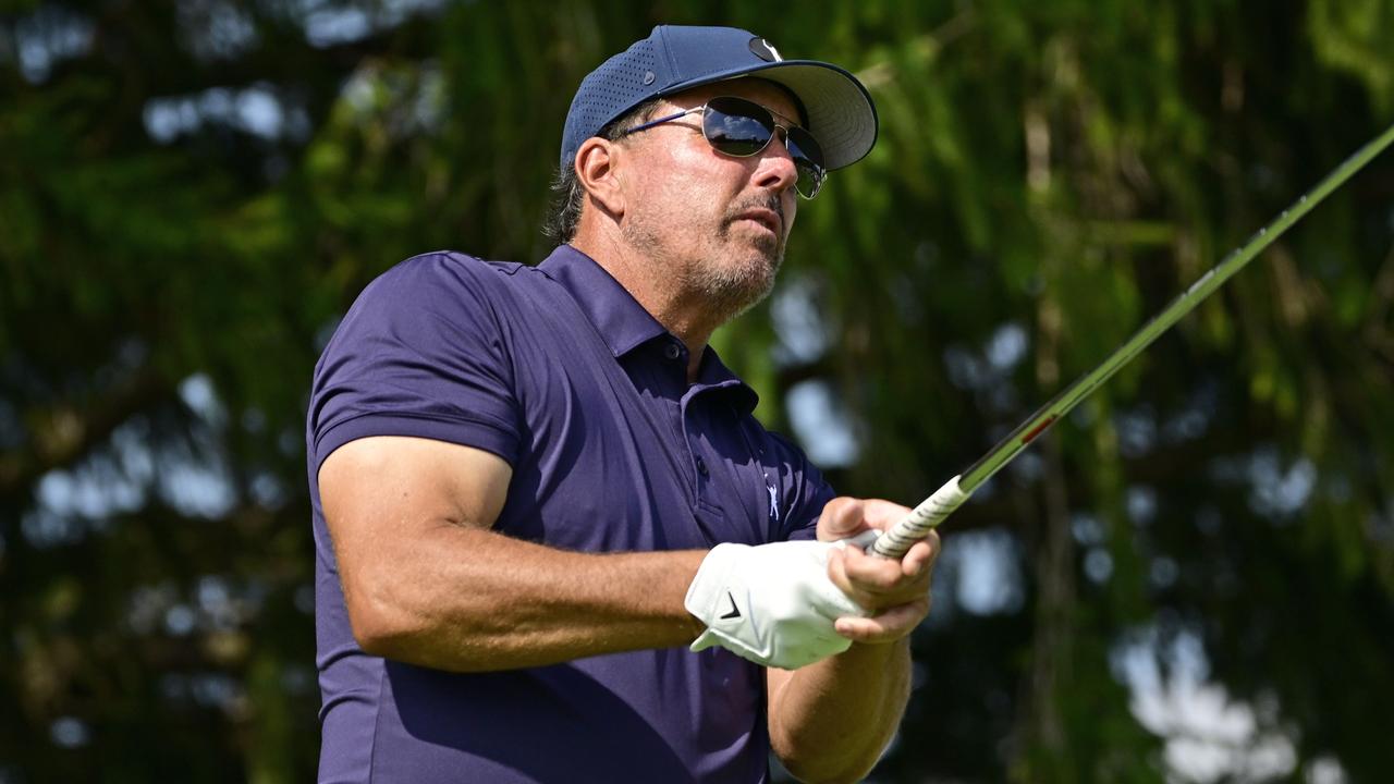 SUGAR GROVE, ILLINOIS - SEPTEMBER 16: Team Captain Phil Mickelson of Hy Flyers GC plays his shot on the third tee during Day One of the LIV Golf Invitational - Chicago at Rich Harvest Farms on September 16, 2022 in Sugar Grove, Illinois. Quinn Harris/Getty Images/AFP